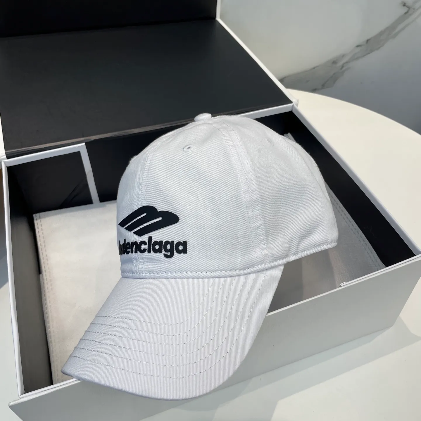 P54 Balenciaga Baseball Cap My family is already very proficient in Balenciaga’s craftsmanship. It’s a must-have. BALENCIAGA Balenciaga’s new washed pure cotton baseball cap. Heavy craftsmanship, double B letter logo, novel and fashionable trendy style. Exclusive physical shot of the same style for men and women. Unisex, adjustable