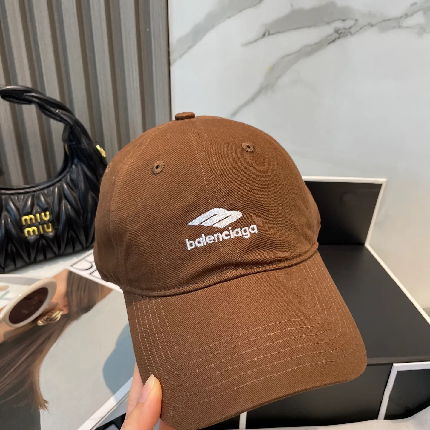 P60 BALENCIAGA Balenciaga's new embroidered logo baseball cap, cool colors, different styles for men and women, the first batch will be shipped first! A must-buy for Paris fans!