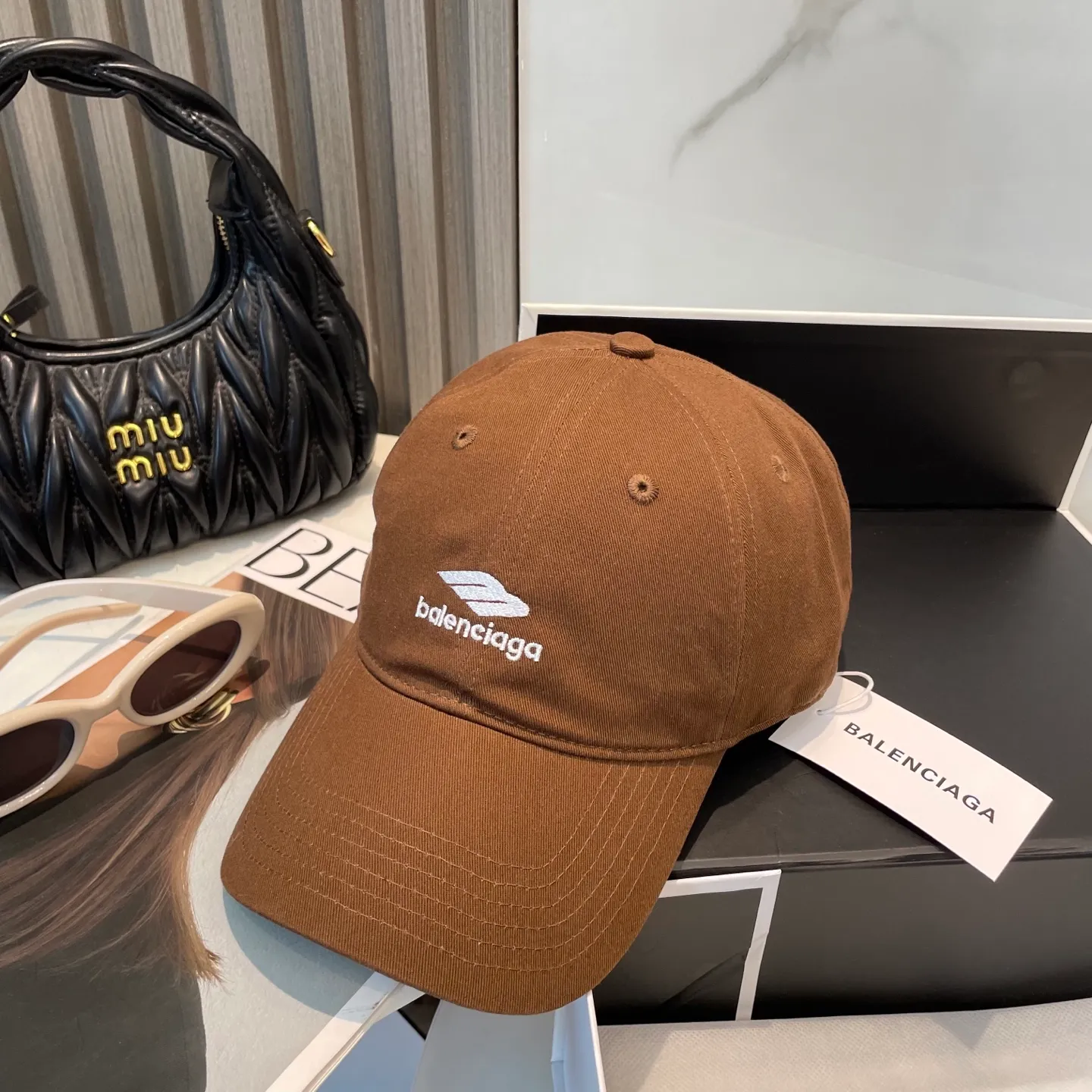 P60 BALENCIAGA Balenciaga's new embroidered logo baseball cap, cool colors, different styles for men and women, the first batch will be shipped first! A must-buy for Paris fans!