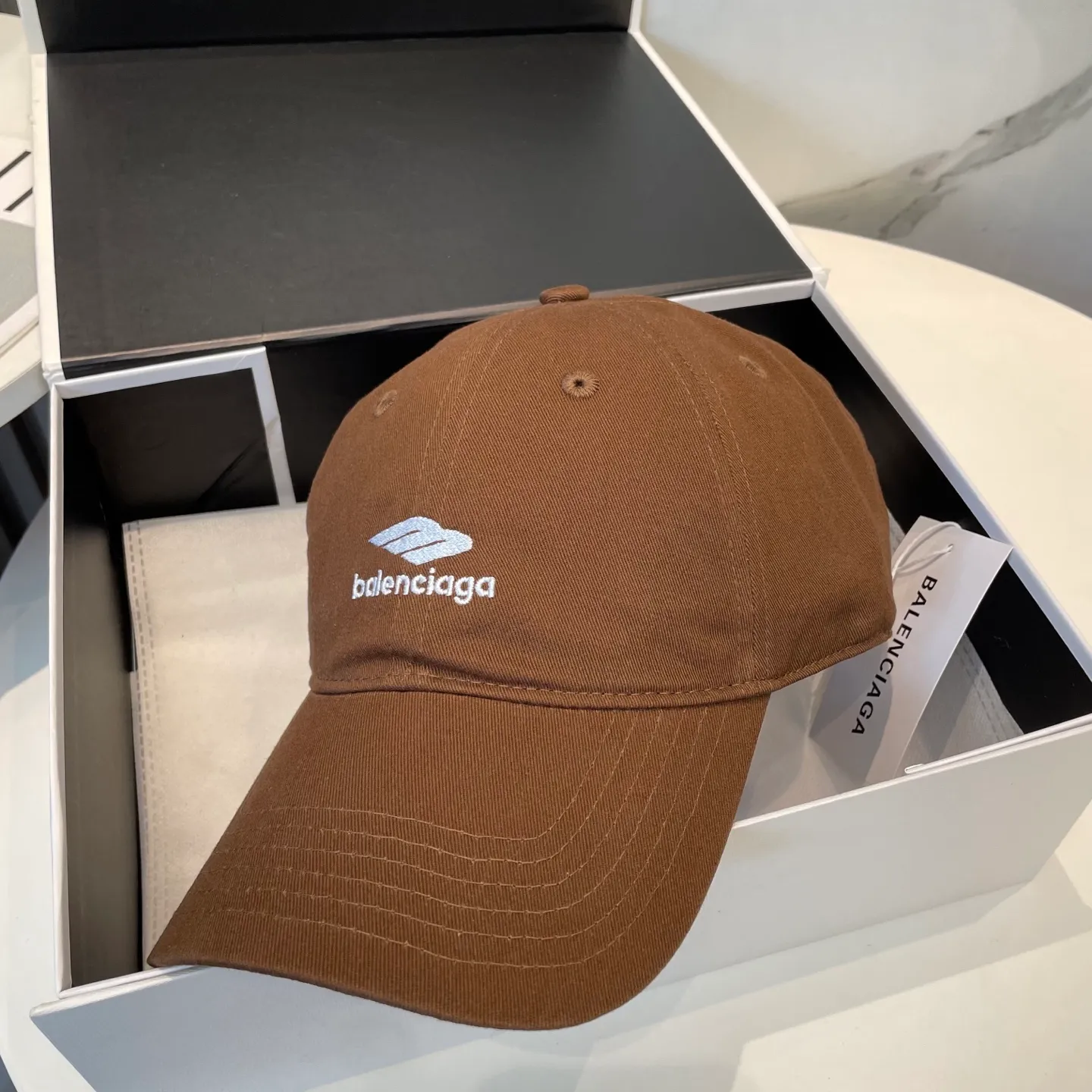 P60 BALENCIAGA Balenciaga's new embroidered logo baseball cap, cool colors, different styles for men and women, the first batch will be shipped first! A must-buy for Paris fans!