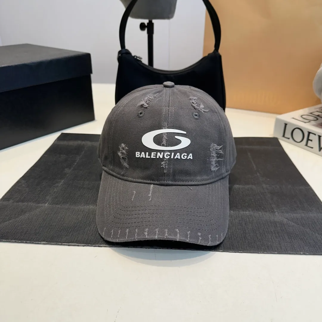 P56 New Balencia*a Balenciaga new baseball cap, ready for delivery in seconds🧢Simple, fashionable, super invincible and beautiful hat! Couple style!
