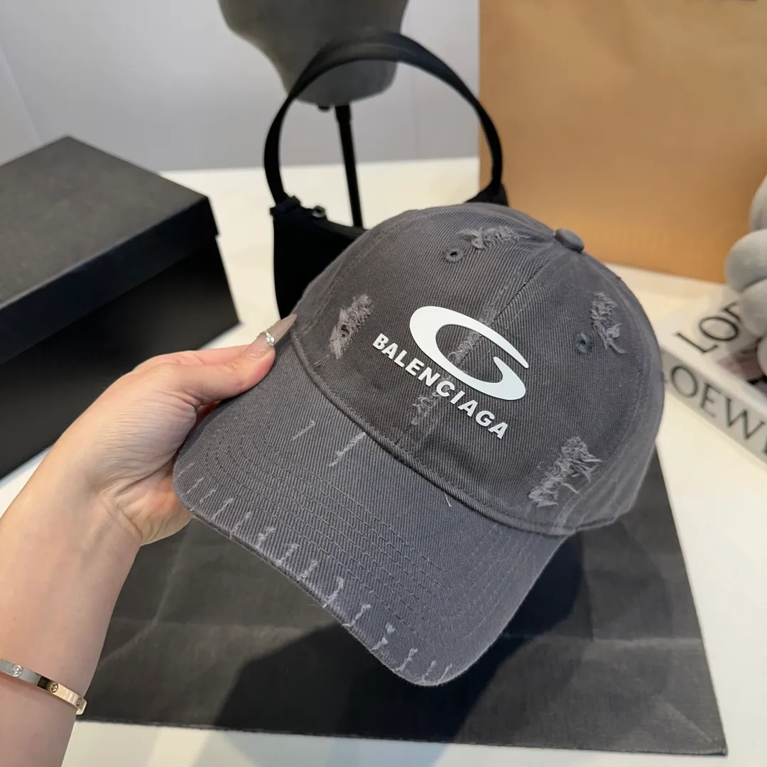 P56 New Balencia*a Balenciaga new baseball cap, ready for delivery in seconds🧢Simple, fashionable, super invincible and beautiful hat! Couple style!