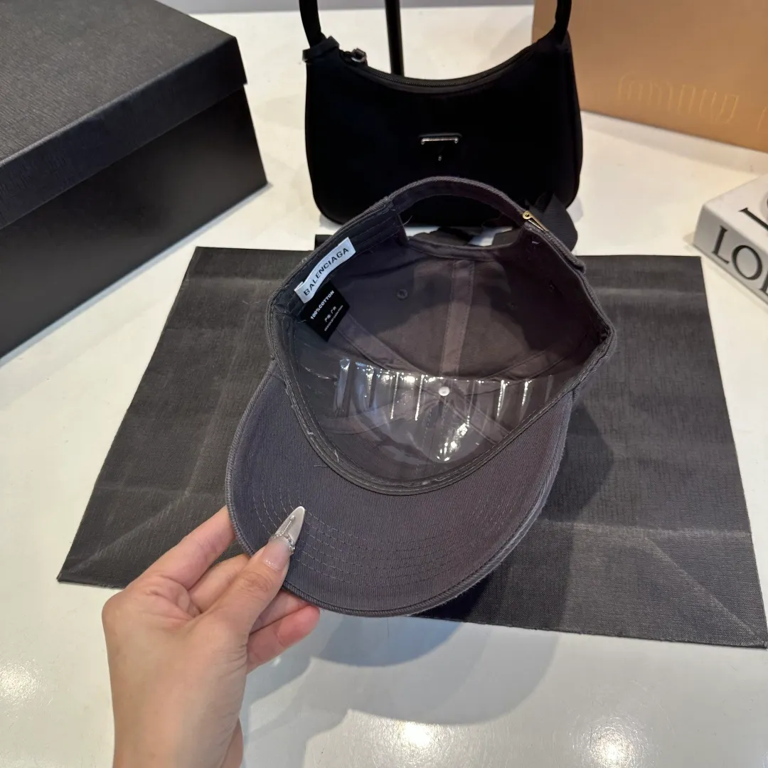 P56 New Balencia*a Balenciaga new baseball cap, ready for delivery in seconds🧢Simple, fashionable, super invincible and beautiful hat! Couple style!