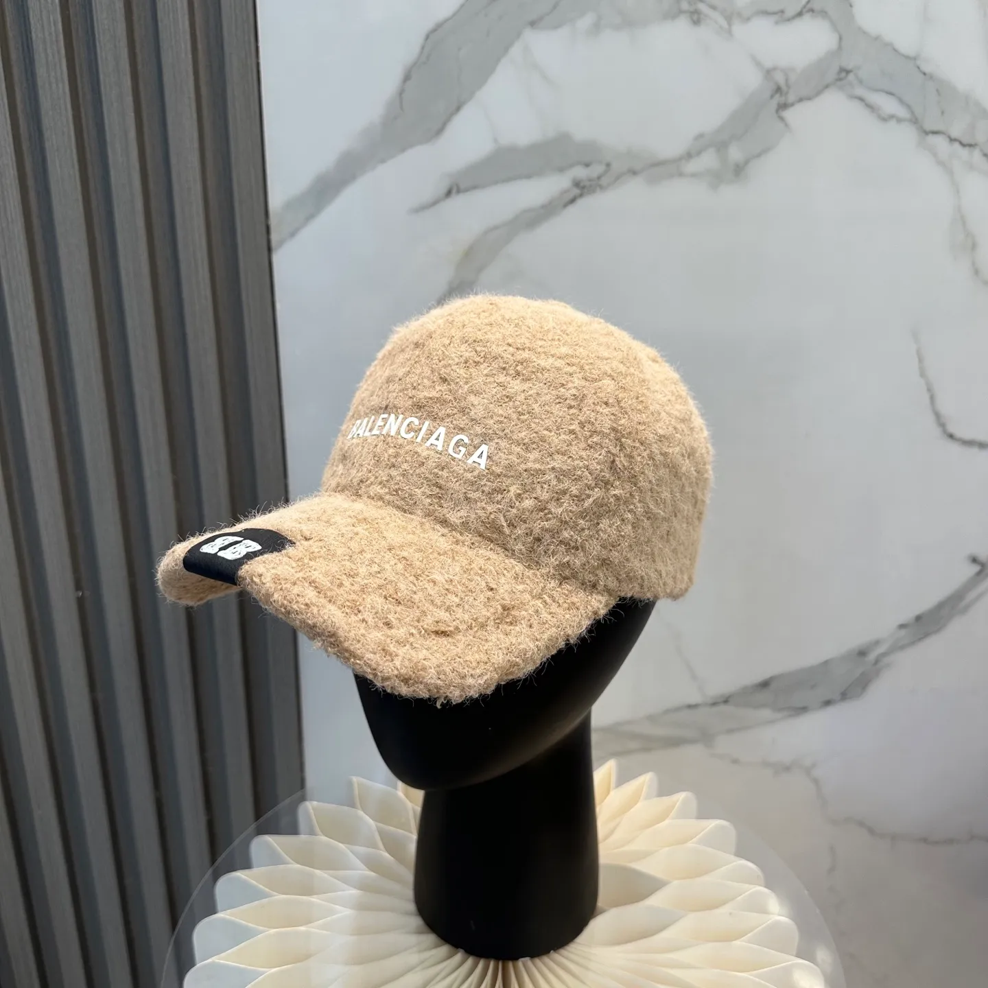 P66 Balenciaga BaIenciag's new baseball cap ~ It is a perfect interpretation of the sweet and cool style. I love it so much❤️ The top is sexy and handsome. Both are online! No girl can refuse a fluffy item.