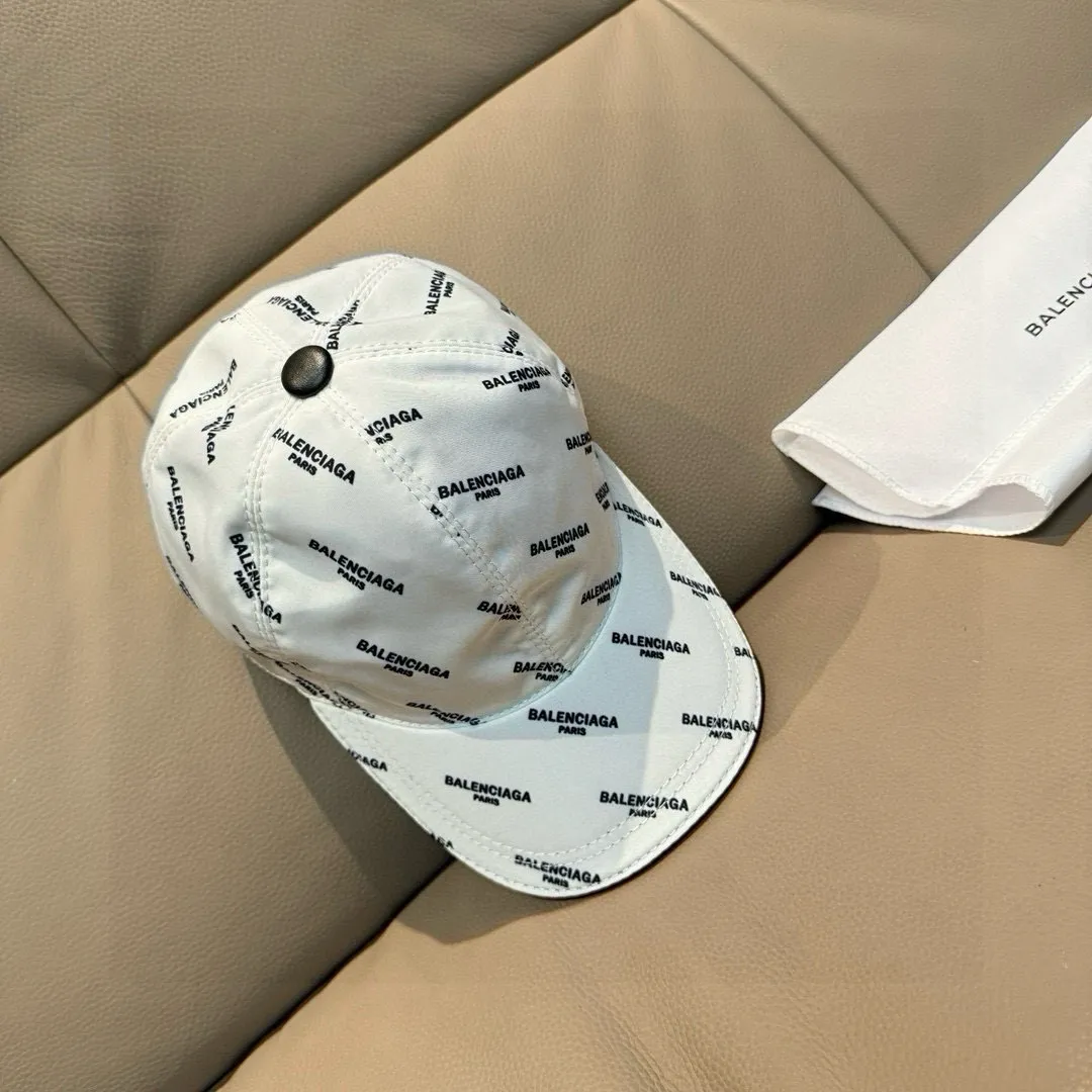 p90, Balenciaga's classic original baseball cap, 1:1 mold opening and customization at the counter, original silk-screened satin fabric + first-layer cowhide, pure cotton lining, light and breathable, simple and elegant! Basic head circumference is 56cm, the patch is adjustable, suitable for both men and women, a must-have for all seasons!
