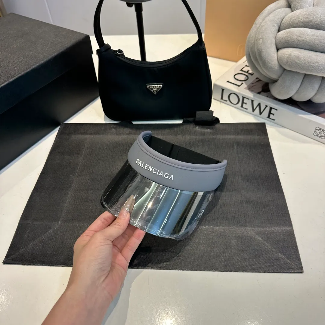 P50 Balencia*a Balenciaga's new style 💞 Summer ice silk empty top hat. The empty top sun protection hat does not delay the ponytail~ The ice silk fabric is practical and beautiful! The design of the large brim can effectively block ultraviolet rays. Multiple colors available.