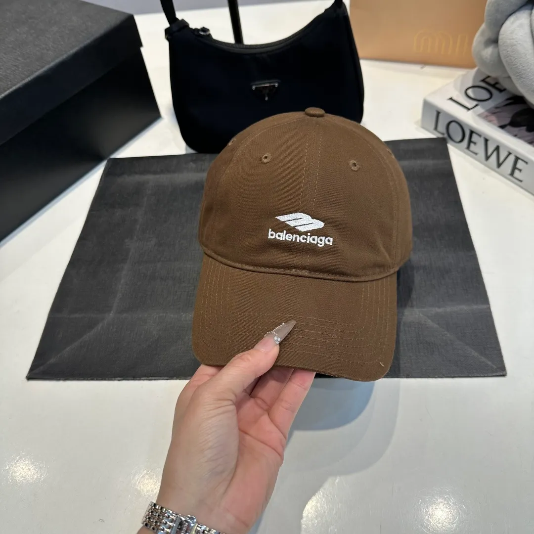 P60 Balenciaga Balenciaga's new baseball cap, personalized and old yuppie style, has a strong sense of design and is a must-have for fashionistas