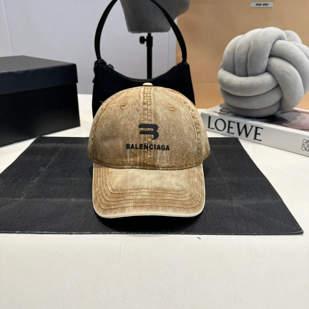 P60 BALENCIAGA 🆕Spring style new personalized baseball cap, high quality and excellent breathability, suitable for all seasons, high-value fashion item! Same style for men and women