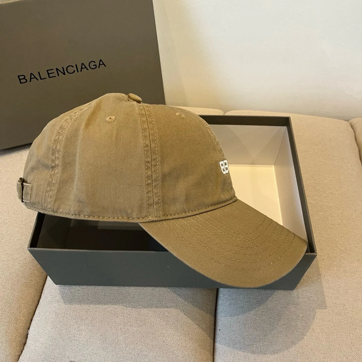 P60 BALENCIAGA new logo baseball cap, cool colors, different styles for men and women, the first batch will be shipped first! A must-buy for Paris fans!