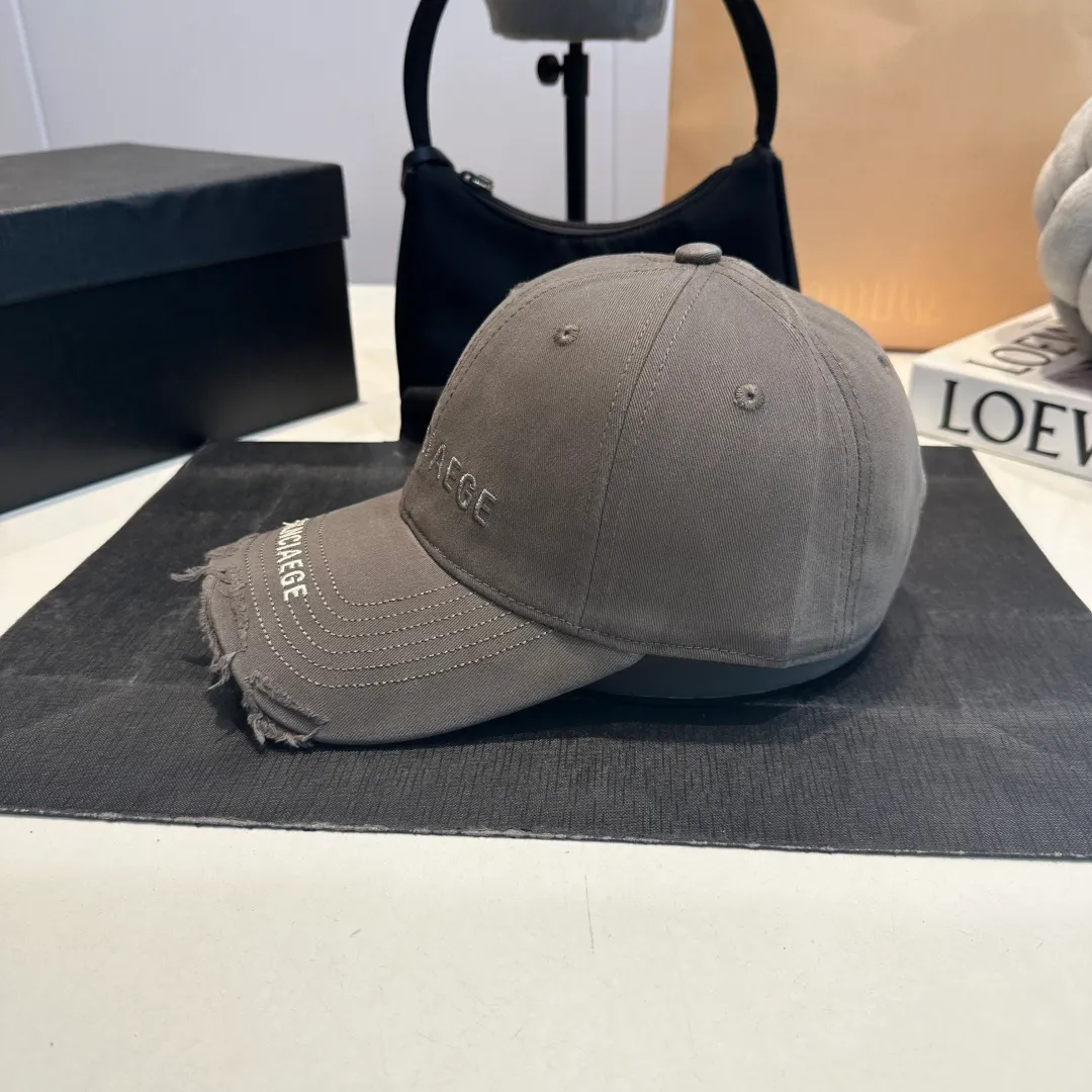 P60 Balenciaga BALENGIAGA hole baseball cap