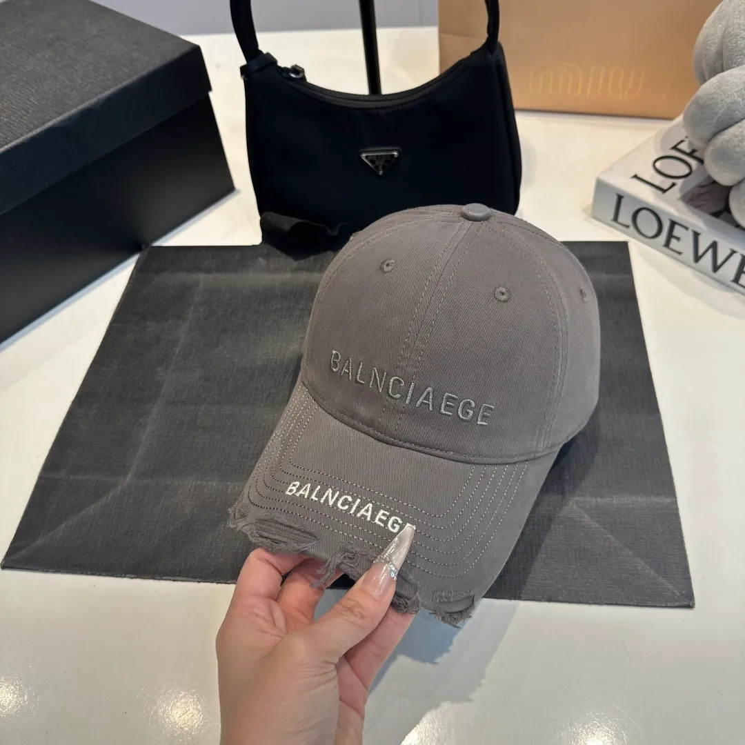 P60 Balenciaga BALENGIAGA hole baseball cap