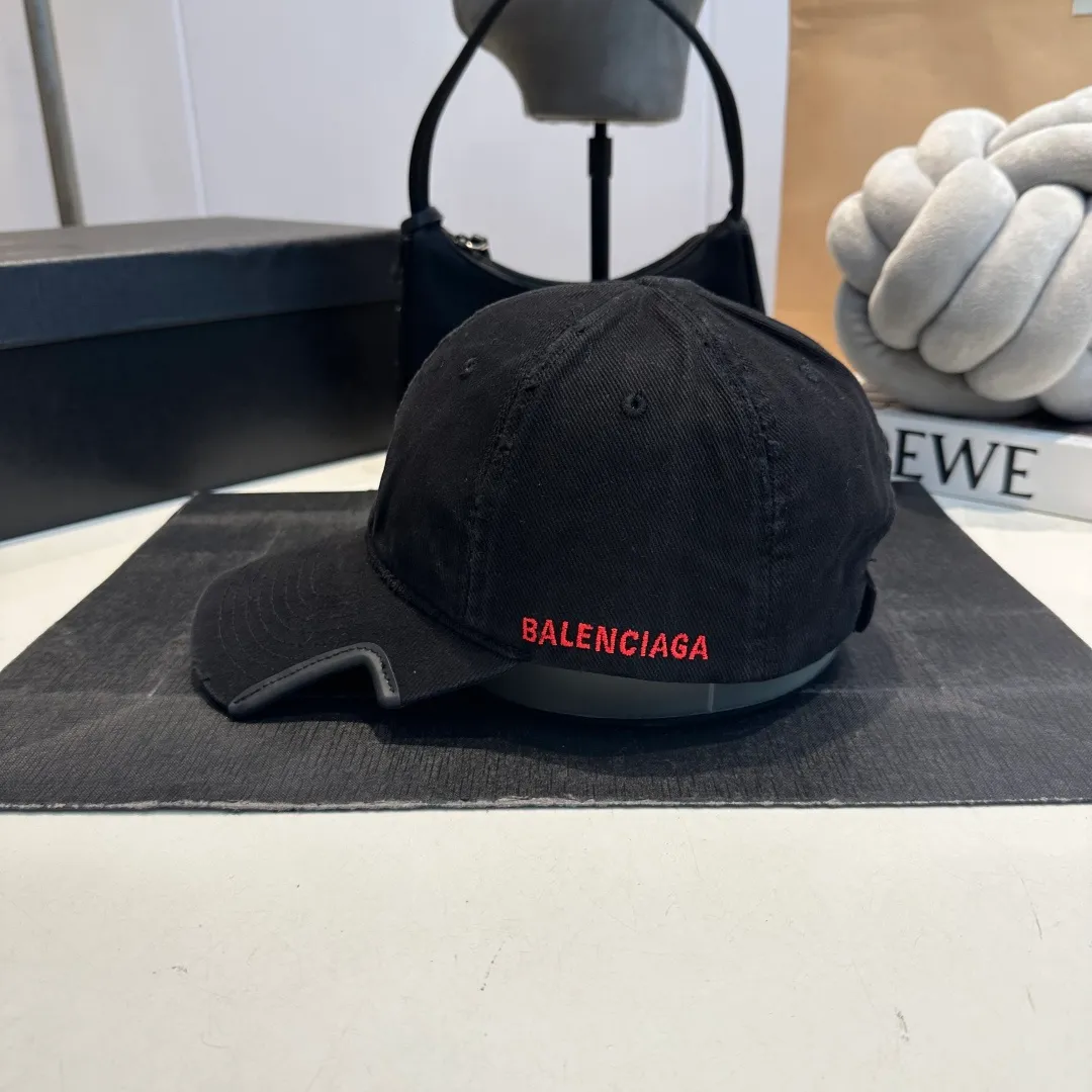 p70 Balencia*a Balenciaga’s new baseball cap 🧢Simple, fashionable and super beautiful hat!