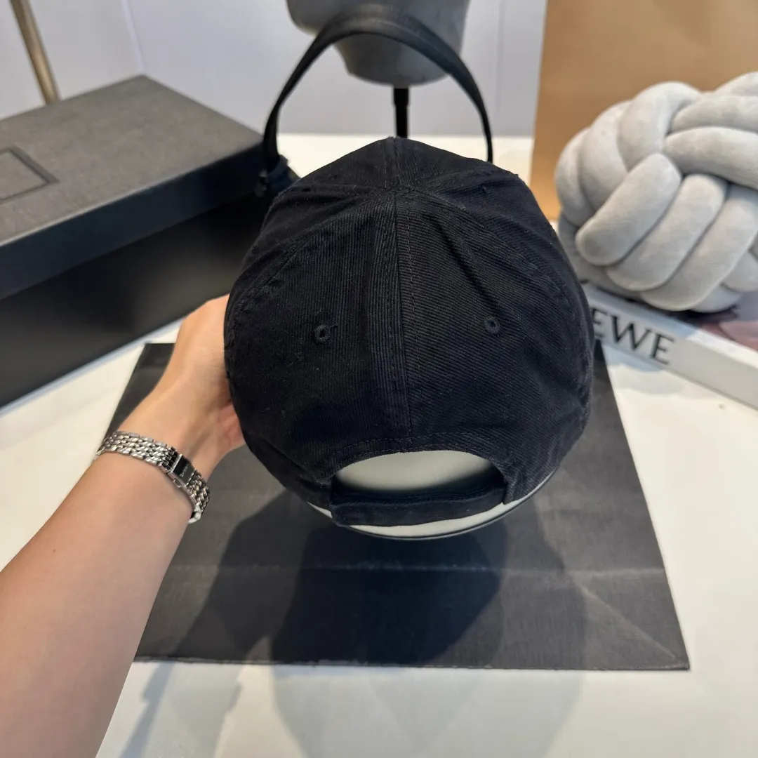 p70 Balencia*a Balenciaga’s new baseball cap 🧢Simple, fashionable and super beautiful hat!