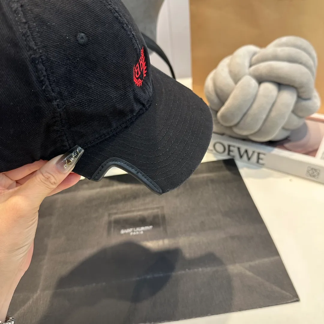 p70 Balencia*a Balenciaga’s new baseball cap 🧢Simple, fashionable and super beautiful hat!