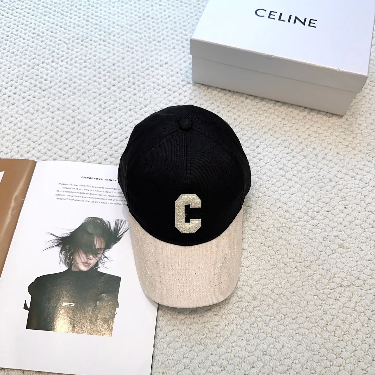 P70 popular CELINE official website purchase version. Original 1:1 customized! The latest baseball cap with the same style as the simple letter star, fashionable and high-end workmanship! Every hat is made with care! Extraordinary quality, suitable for both men and women.    Céline's hat has a simple design, high-end color matching, delicate texture, and clean style. It is an iconic item. The letter C is the official icon of CELINE. It is deeply rooted in the brand's historical heritage, and at the same time it exudes modern elegance and a new trend of retro modernity. Simple baseball cap decorated with C logo. Self-attitude, no need to elaborate.