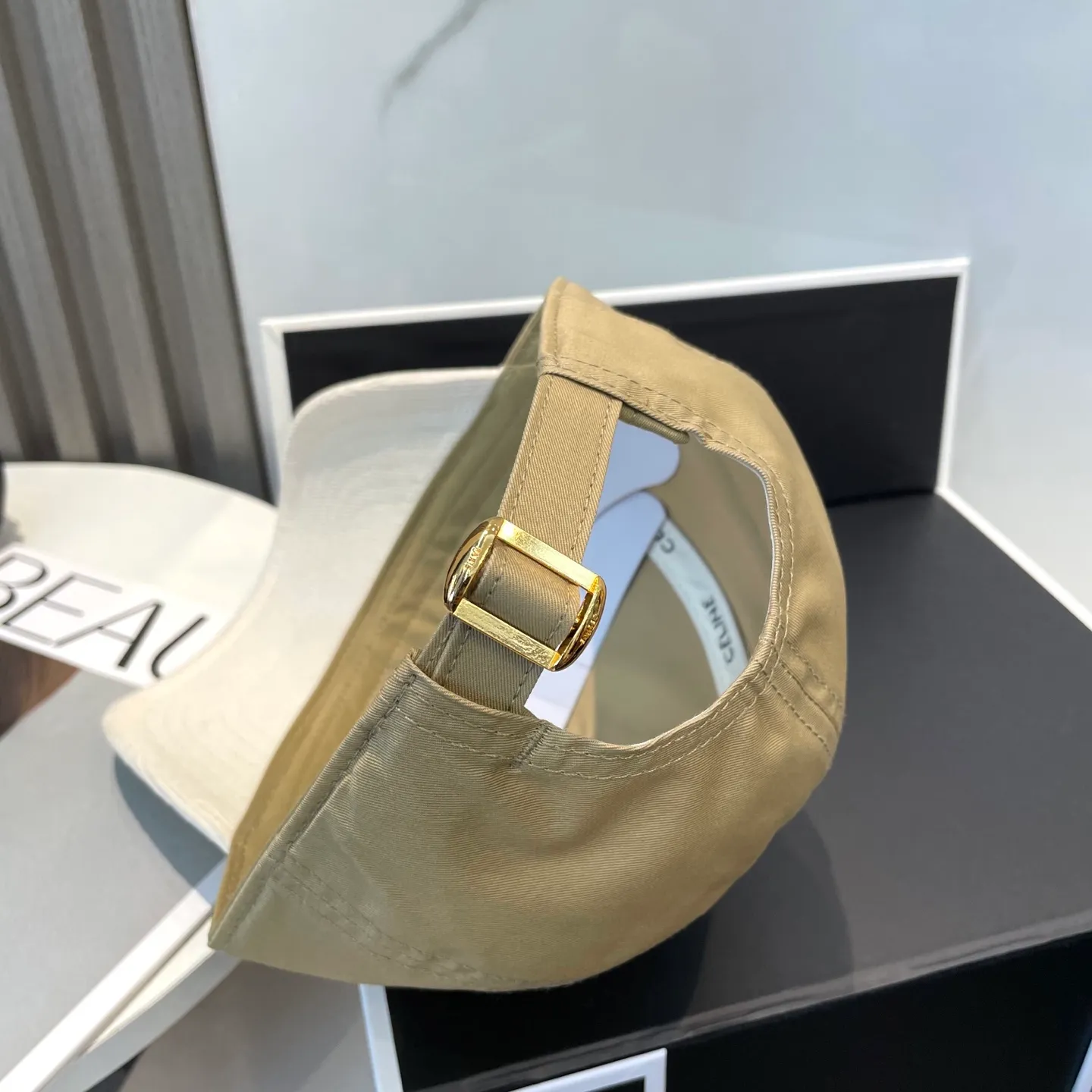P76 popular CELINE (Celine) official website purchase version. Original 1:1 customized! The latest baseball cap with the same style as the simple letter star, fashionable and high-end workmanship! Every hat is made with care! Extraordinary quality, suitable for both men and women.    Céline's hat has a simple design, high-end color matching, delicate texture, and clean style. It is an iconic item. The letter C is the official icon of CELINE. It is deeply rooted in the brand's historical heritage, and at the same time it exudes modern elegance and a new trend of retro modernity. Simple baseball cap decorated with C logo. Self-attitude, no need to elaborate.