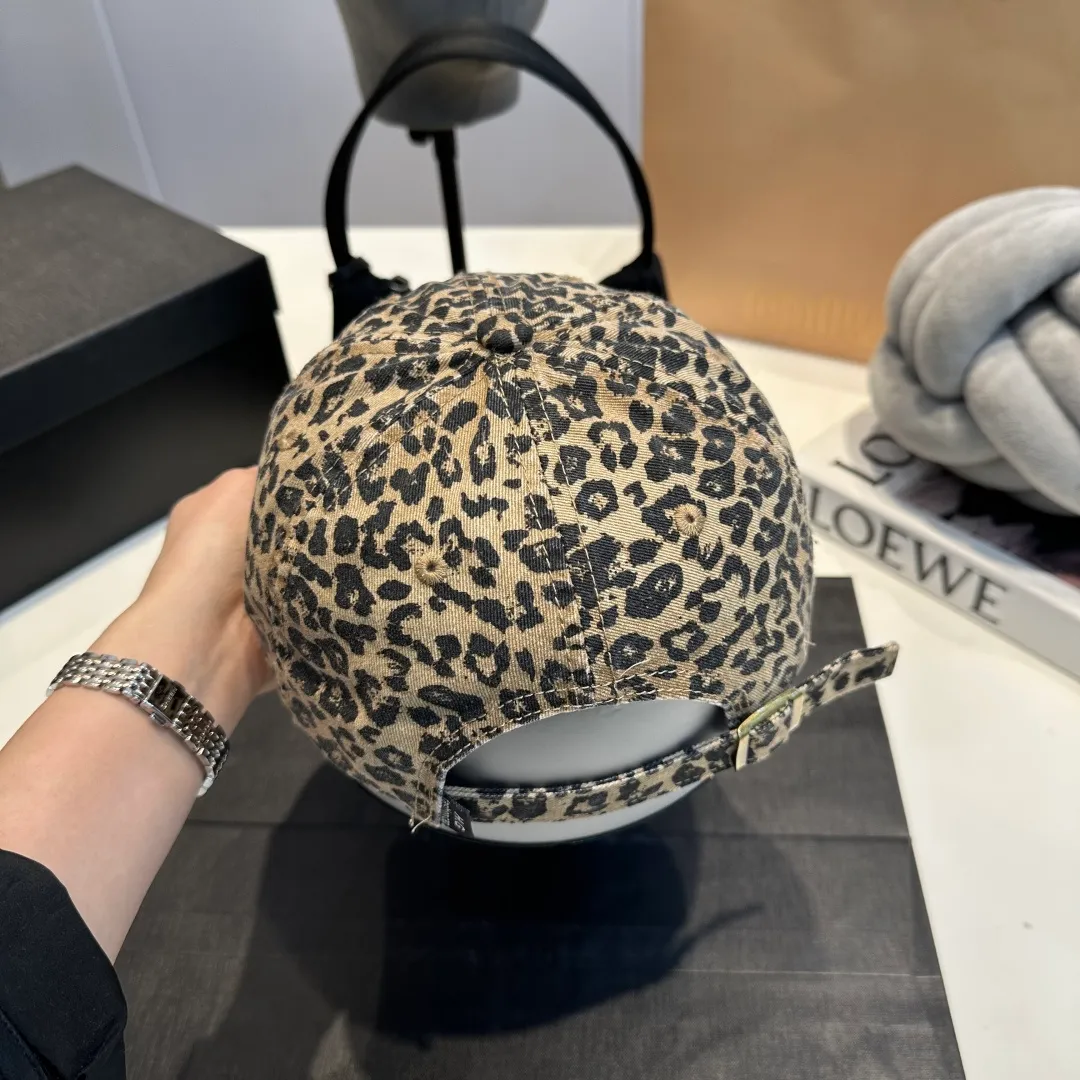 P60 CELINE's new Arc de Triomphe logo leopard print baseball cap. High-quality replica, great color, perfect details. The latest Arc de Triomphe logo, a must-buy.