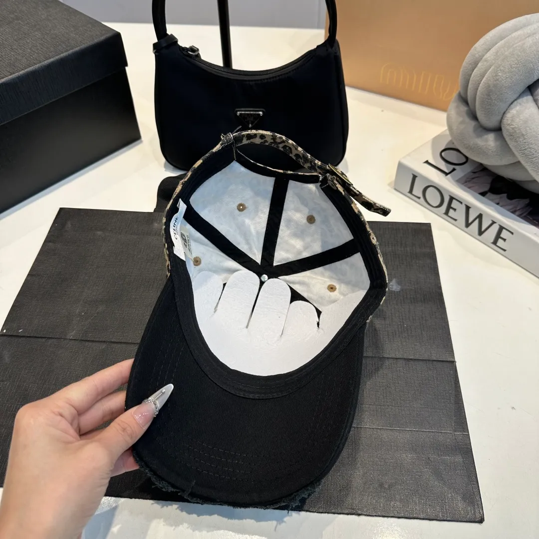 P60 CELINE's new Arc de Triomphe logo leopard print baseball cap. High-quality replica, great color, perfect details. The latest Arc de Triomphe logo, a must-buy.