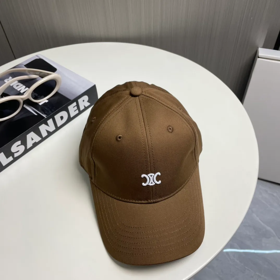 P70 popular CELINE (Celine) latest baseball cap with simple letters, fashionable and high-end workmanship! Every hat is made with care! Extraordinary quality, suitable for both men and women.    Céline's hat has a simple design, high-end color matching, delicate texture, and clean style. It is an iconic item. The letter C is the official icon of CELINE. It is deeply rooted in the brand's historical heritage, and at the same time it exudes modern elegance and a new trend of retro modernity. Simple baseball cap decorated with C logo. Self-attitude, no need to elaborate.