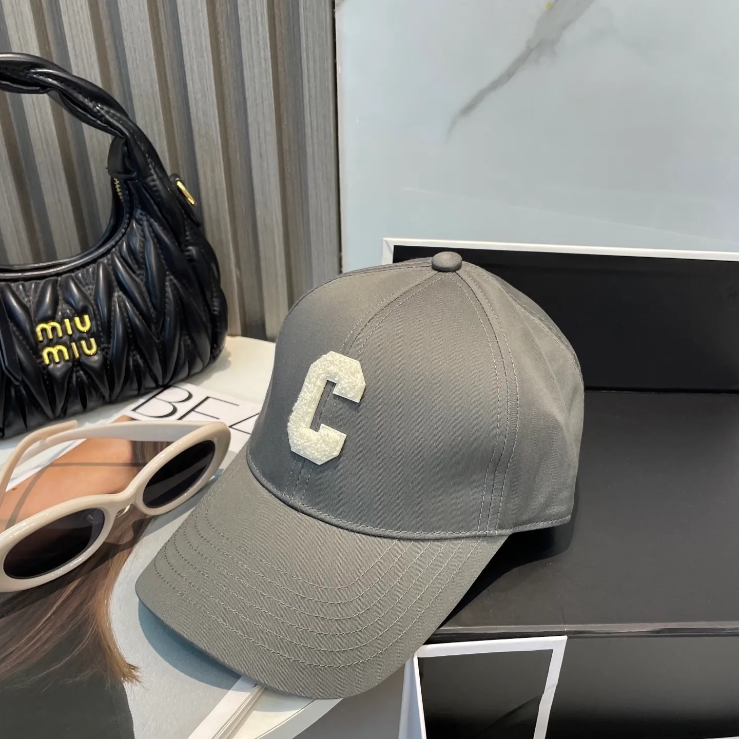 P70 popular CELINE official website purchase version. Original 1:1 customized! The latest baseball cap with the same style as the simple letter star, fashionable and high-end workmanship! Every hat is made with care! Extraordinary quality, suitable for both men and women.    Céline's hat has a simple design, high-end color matching, delicate texture, and clean style. It is an iconic item. The letter C is the official icon of CELINE. It is deeply rooted in the brand's historical heritage, and at the same time it exudes modern elegance and a new trend of retro modernity. Simple baseball cap decorated with C logo. Self-attitude, no need to elaborate.