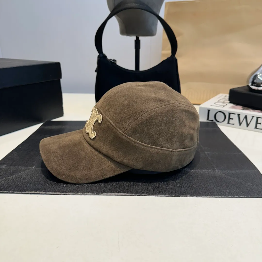 P60 CELINE's new Arc de Triomphe logo baseball cap. High quality, great color, perfect details. Latest Arc de Triomphe logo, out of stock. Must buy.