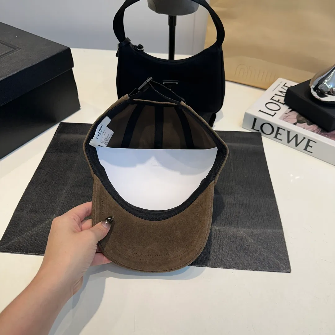 P60 CELINE's new Arc de Triomphe logo baseball cap. High quality, great color, perfect details. Latest Arc de Triomphe logo, out of stock. Must buy.