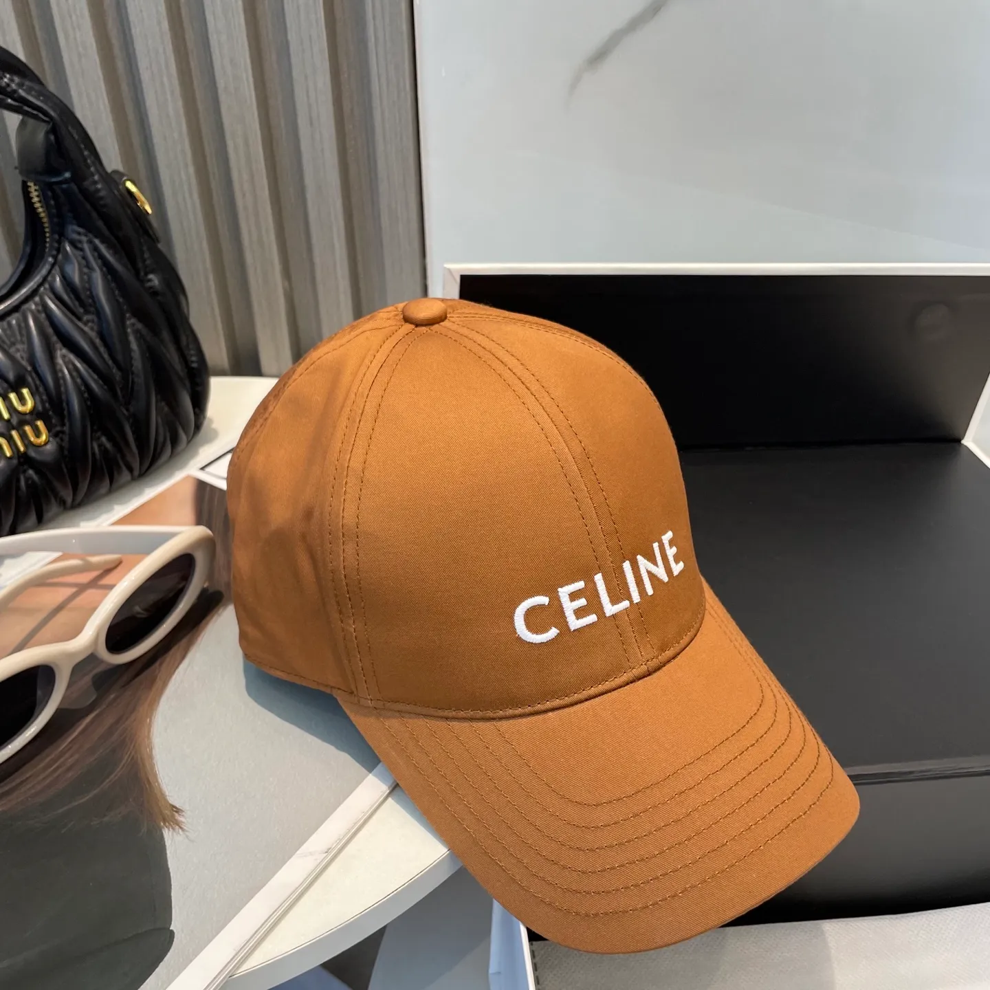 P70 popular CELINE official website purchase version. Original 1:1 customized! The latest baseball cap with the same style as the simple letter star, fashionable and high-end workmanship! Every hat is made with care! Extraordinary quality, suitable for both men and women.    Céline's hat has a simple design, high-end color matching, delicate texture, and clean style. It is an iconic item. The letter C is the official icon of CELINE. It is deeply rooted in the brand's historical heritage, and at the same time it exudes modern elegance and a new trend of retro modernity. Simple baseball cap decorated with C logo. Self-attitude, no need to elaborate.