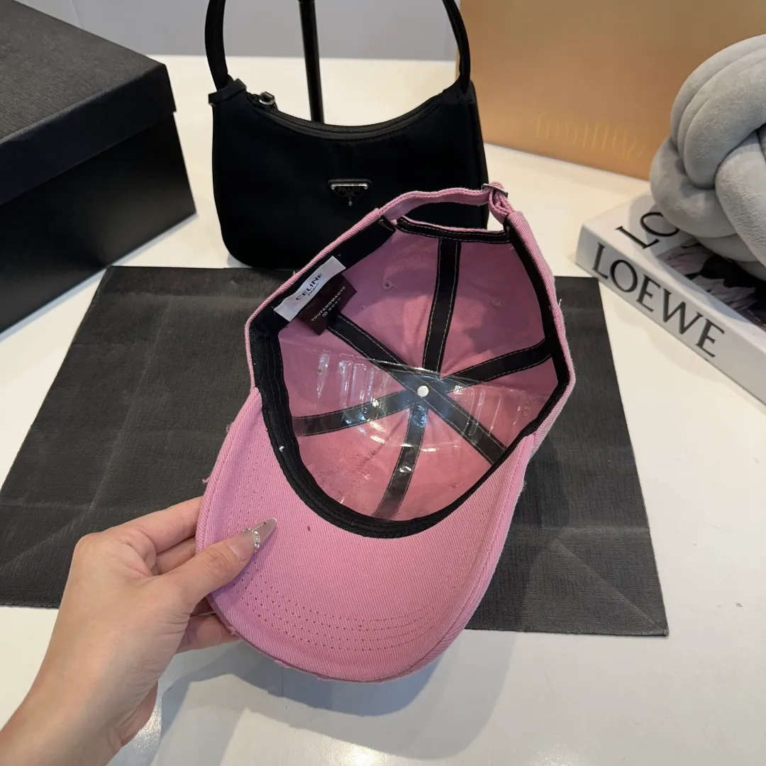 P60 Celine's new baseball cap 🧢 This season is decorated with the small Arc de Triomphe logo. Navy blue｜black｜dark red. Casual and practical! Close your eyes and enter!