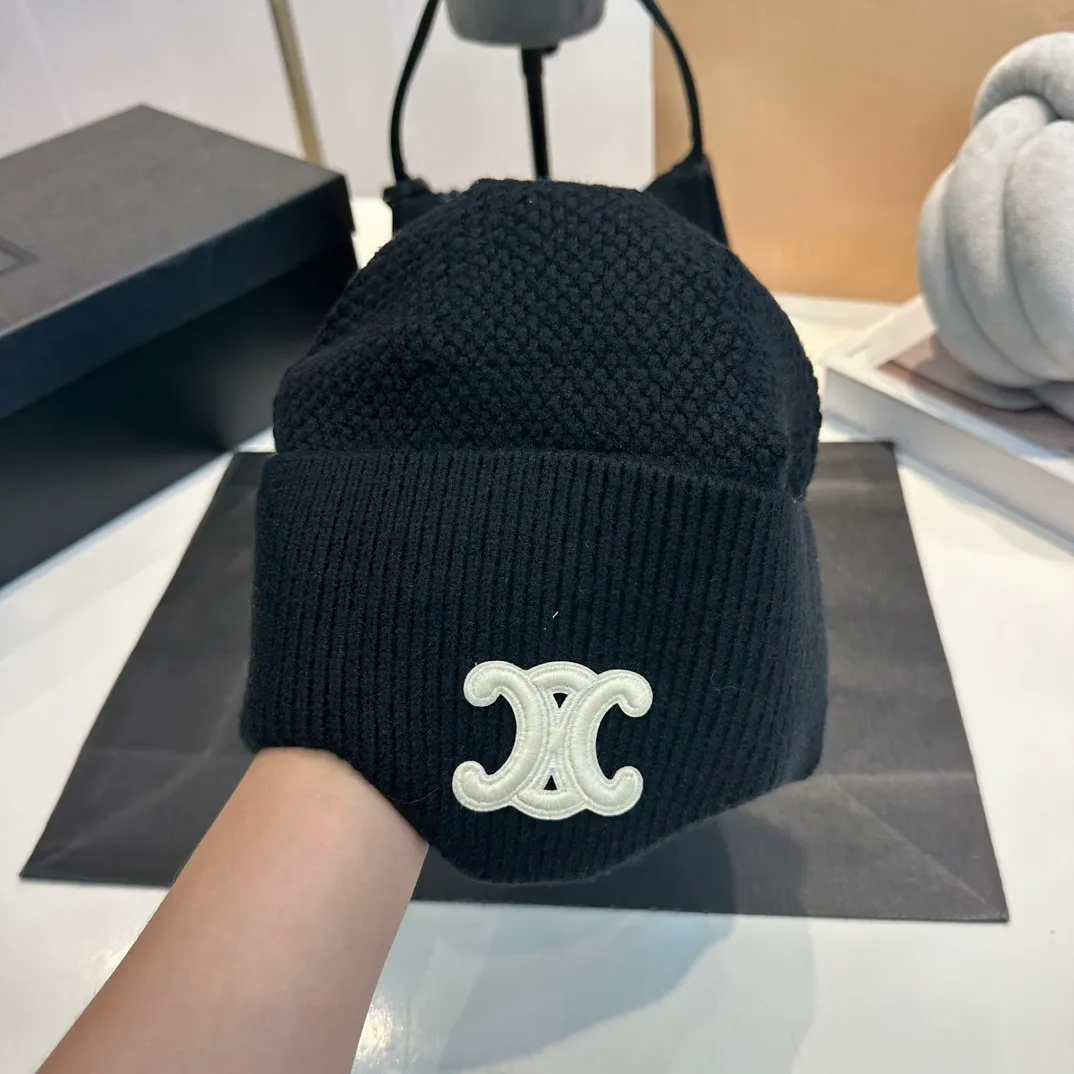 P70 CELINE🖤 Autumn and winter knitted ear protection hat Japanese personalized knitted autumn and winter ear protection hat👏✊ Made of high-quality wool, soft and comfortable, thick hat, first-class thermal insulation effect, plush feeling, soft and skin-friendly! Suitable for all kinds of clothes in autumn and winter!