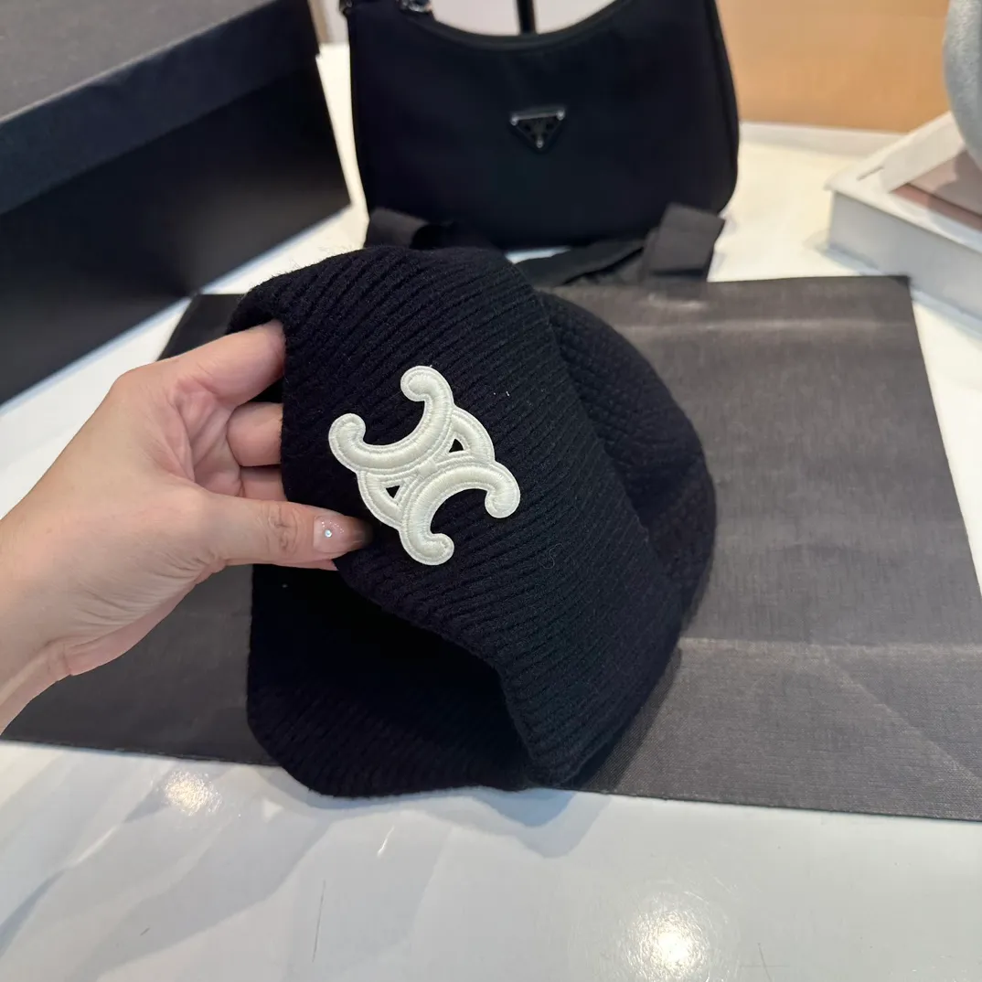 P70 CELINE🖤 Autumn and winter knitted ear protection hat Japanese personalized knitted autumn and winter ear protection hat👏✊ Made of high-quality wool, soft and comfortable, thick hat, first-class thermal insulation effect, plush feeling, soft and skin-friendly! Suitable for all kinds of clothes in autumn and winter!