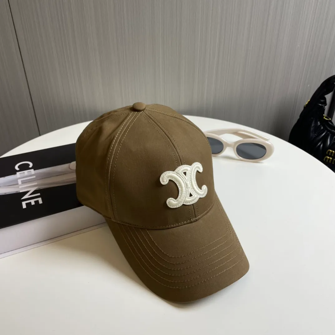 P70 popular CELINE official website purchase version. Original 1:1 customized! The latest baseball cap with the same style as the simple letter star, fashionable and high-end workmanship! Every hat is made with care! Extraordinary quality, suitable for both men and women.    Céline's hat has a simple design, high-end color matching, delicate texture, and clean style. It is an iconic item. The letter C is the official icon of CELINE. It is deeply rooted in the brand's historical heritage, and at the same time it exudes modern elegance and a new trend of retro modernity. Simple baseball cap decorated with C logo. Self-attitude, no need to elaborate.