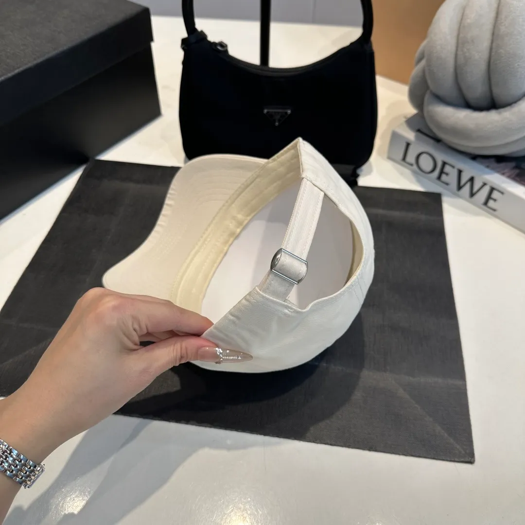 P60 CELINE Celine's new classic casual and trendy style, simple baseball cap🧢Japanese and Korean style, looks great with any combination! A must-have when traveling