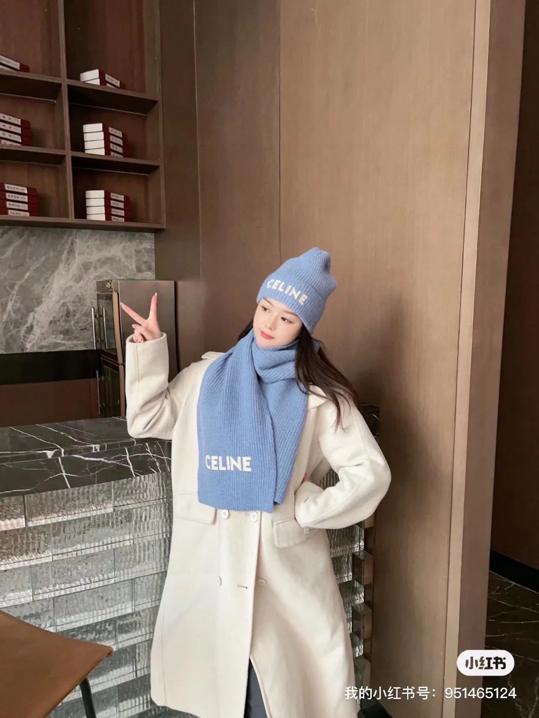P160 CELINE Xiaohongshu popular style, official website new classic suit hat! Hat ➕Scarf! It feels great in hand! It’s warm and super comfortable. This winter, all you need is a hat set like this. It’s warm and fashionable! Welcome to choose!!