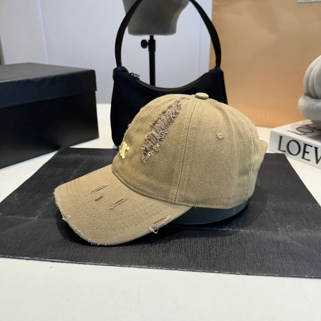 P60 Celine's new baseball cap 🧢 This season is decorated with the small Arc de Triomphe logo. Navy blue｜black｜dark red. Casual and practical! Close your eyes and enter!
