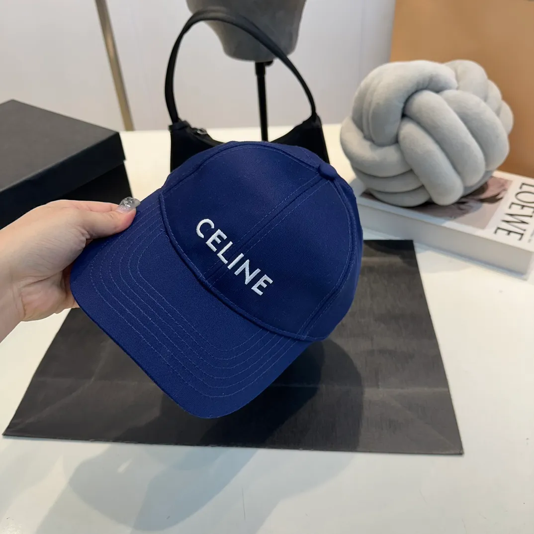P60 dark blue denim CELINE Celine 2024ss new Arc de Triomphe embroidered baseball cap 🧢 Top version 👍 Purchased Z batch version, the hat shape is completely customized according to Z batch 22:1. Customized washed denim fabric, super textured! The Arc de Triomphe pattern is different from the version on the market, and the size and texture of the looped hair are all restored. The hardware adjustment buckle is custom-molded and has a logo. Customized logo webbing inside the hat, all details restored💯 ⚠️Size: One size fits all and adjustable!