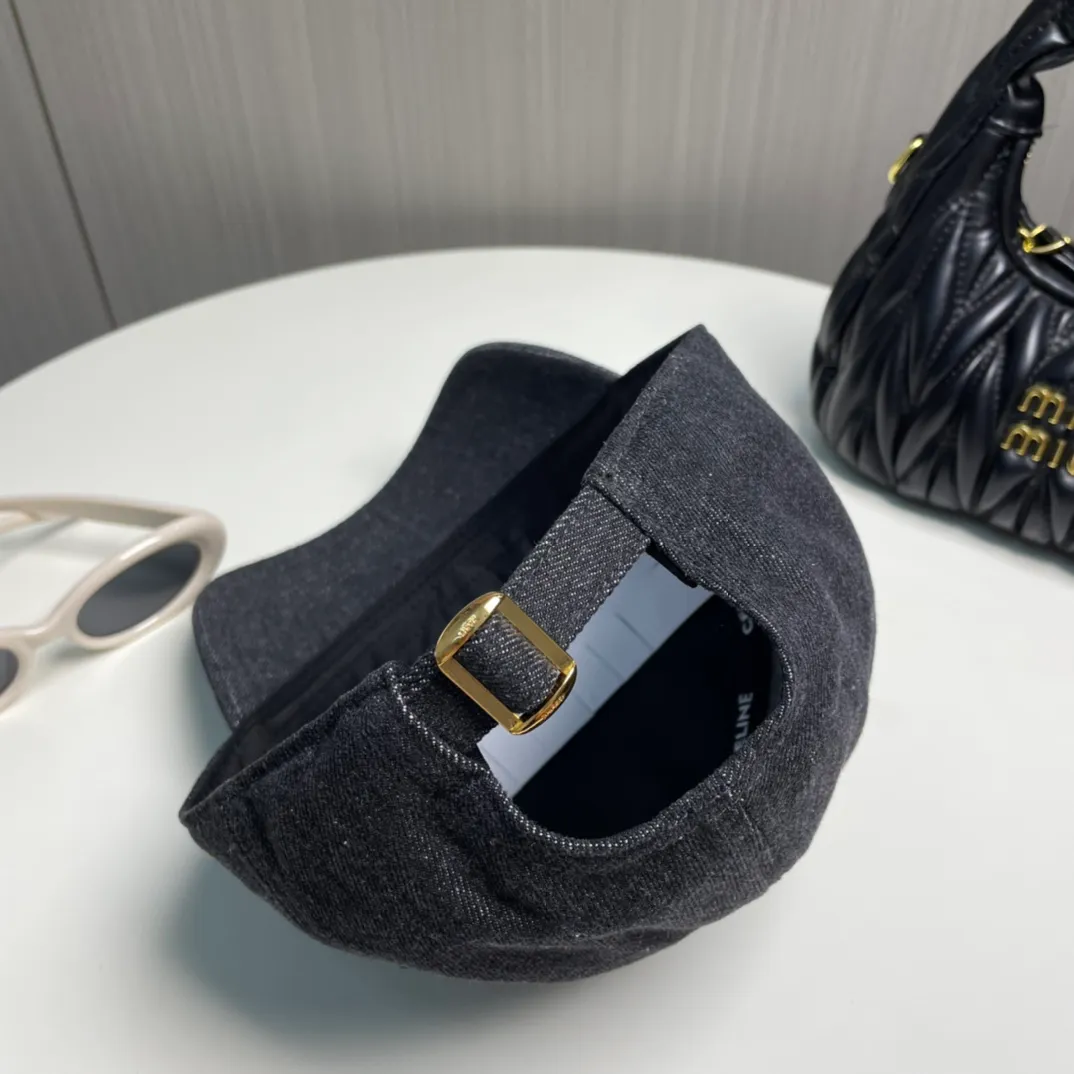 P80 popular CELINE (Celine) official website purchase version. Original 1:1 customized! The latest baseball cap with the same style as the simple letter star, fashionable and high-end workmanship! Every hat is made with care! Extraordinary quality, suitable for both men and women.    Céline's hat has a simple design, high-end color matching, delicate texture, and clean style. It is an iconic item. The letter C is the official icon of CELINE. It is deeply rooted in the brand's historical heritage, and at the same time it exudes modern elegance and a new trend of retro modernity. Simple baseball cap decorated with C logo. Self-attitude, no need to elaborate.