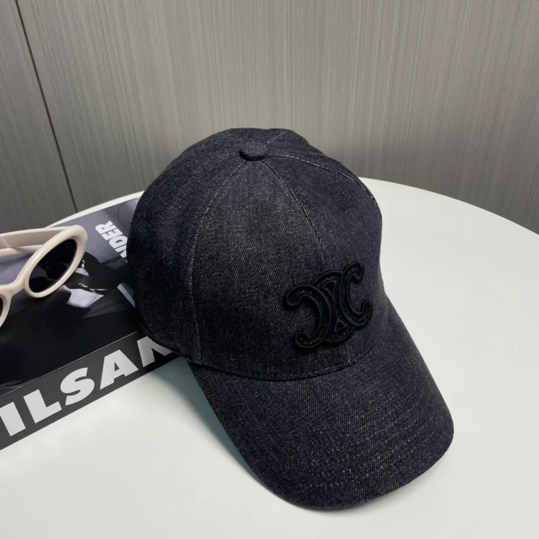 P80 popular CELINE (Celine) official website purchase version. Original 1:1 customized! The latest baseball cap with the same style as the simple letter star, fashionable and high-end workmanship! Every hat is made with care! Extraordinary quality, suitable for both men and women.    Céline's hat has a simple design, high-end color matching, delicate texture, and clean style. It is an iconic item. The letter C is the official icon of CELINE. It is deeply rooted in the brand's historical heritage, and at the same time it exudes modern elegance and a new trend of retro modernity. Simple baseball cap decorated with C logo. Self-attitude, no need to elaborate.