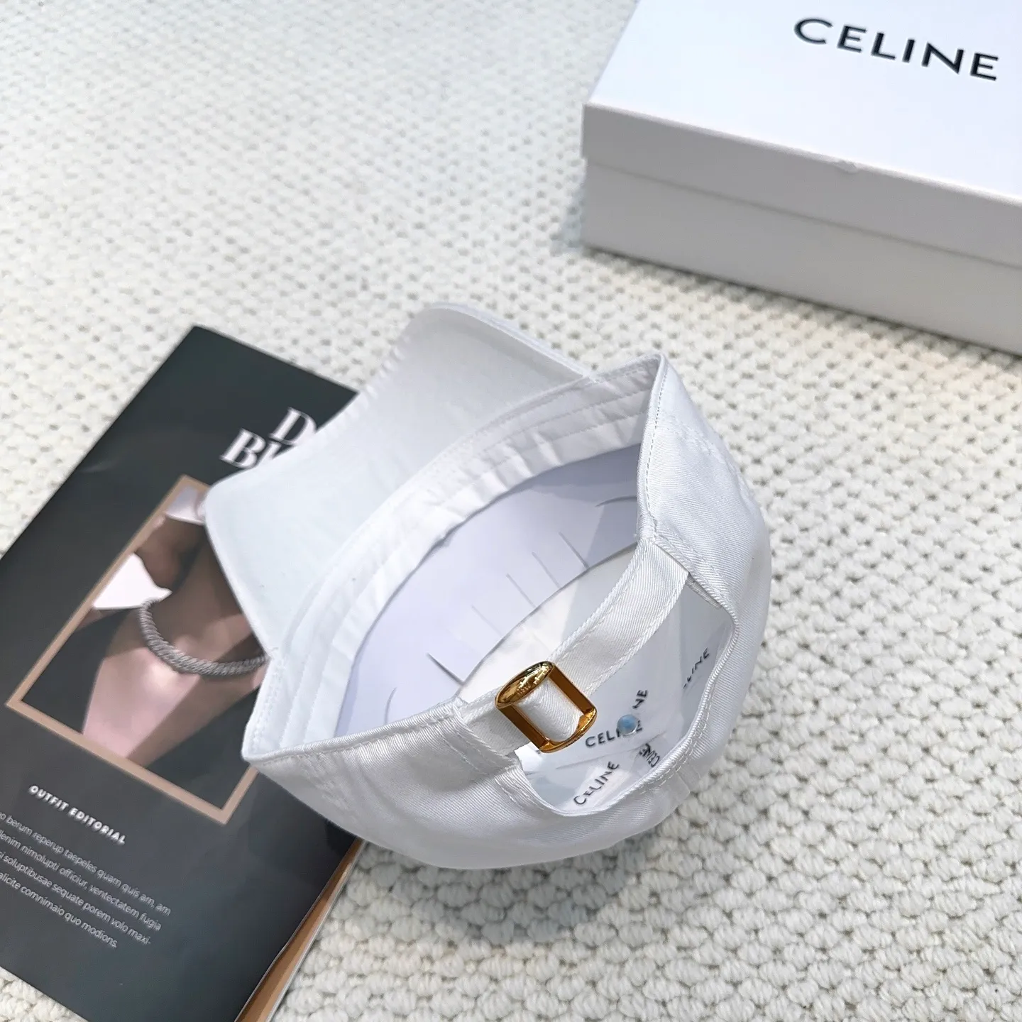 P70 popular CELINE (Celine) latest baseball cap with simple letters, fashionable and high-end workmanship! Every hat is made with care! Extraordinary quality, suitable for both men and women.    Céline's hat has a simple design, high-end color matching, delicate texture, and clean style. It is an iconic item. The letter C is the official icon of CELINE. It is deeply rooted in the brand's historical heritage, and at the same time it exudes modern elegance and a new trend of retro modernity. Simple baseball cap decorated with C logo. Self-attitude, no need to elaborate.
