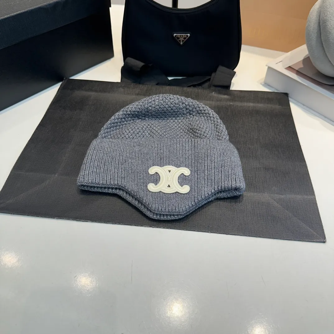 P70 CELINE🖤 Autumn and winter knitted ear protection hat Japanese personalized knitted autumn and winter ear protection hat👏✊ Made of high-quality wool, soft and comfortable, thick hat, first-class thermal insulation effect, plush feeling, soft and skin-friendly! Suitable for all kinds of clothes in autumn and winter!