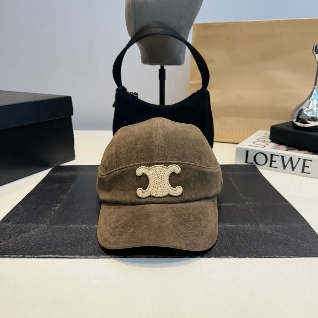 P60 CELINE's new Arc de Triomphe logo baseball cap. High quality, great color, perfect details. Latest Arc de Triomphe logo, out of stock. Must buy.