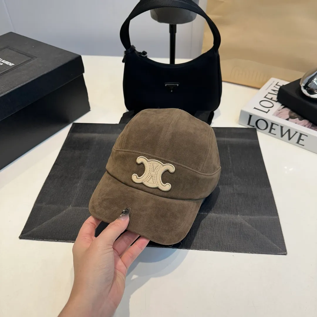 P60 CELINE's new Arc de Triomphe logo baseball cap. High quality, great color, perfect details. Latest Arc de Triomphe logo, out of stock. Must buy.