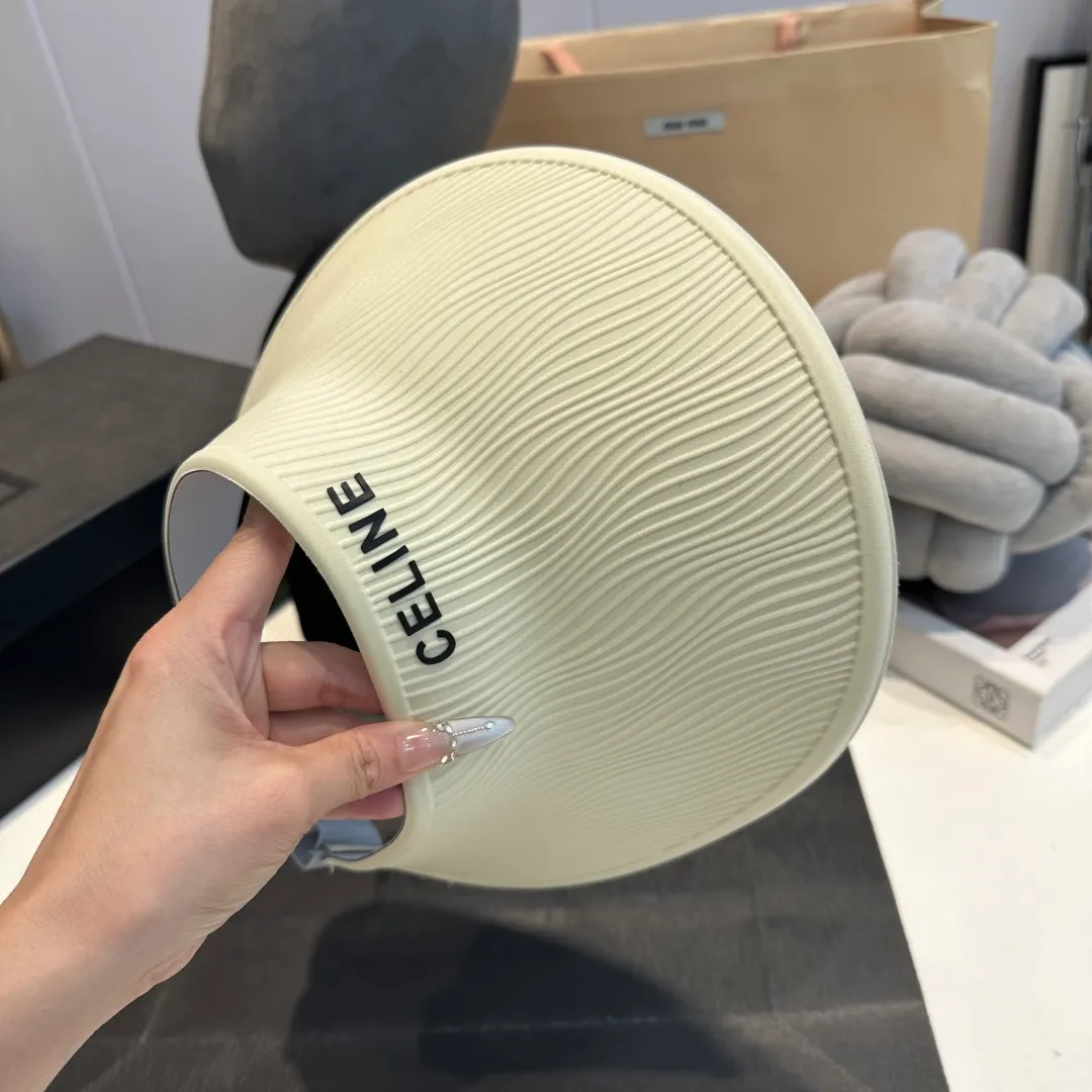 P60 CELINE Celine's new empty-top hat. Sun protection is a compulsory course for girls in this life. This large brim hat is invincible in sun protection. It can be worn all day without any trace or cumbersome feeling.