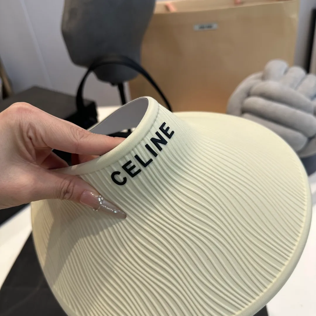 P60 CELINE Celine's new empty-top hat. Sun protection is a compulsory course for girls in this life. This large brim hat is invincible in sun protection. It can be worn all day without any trace or cumbersome feeling.