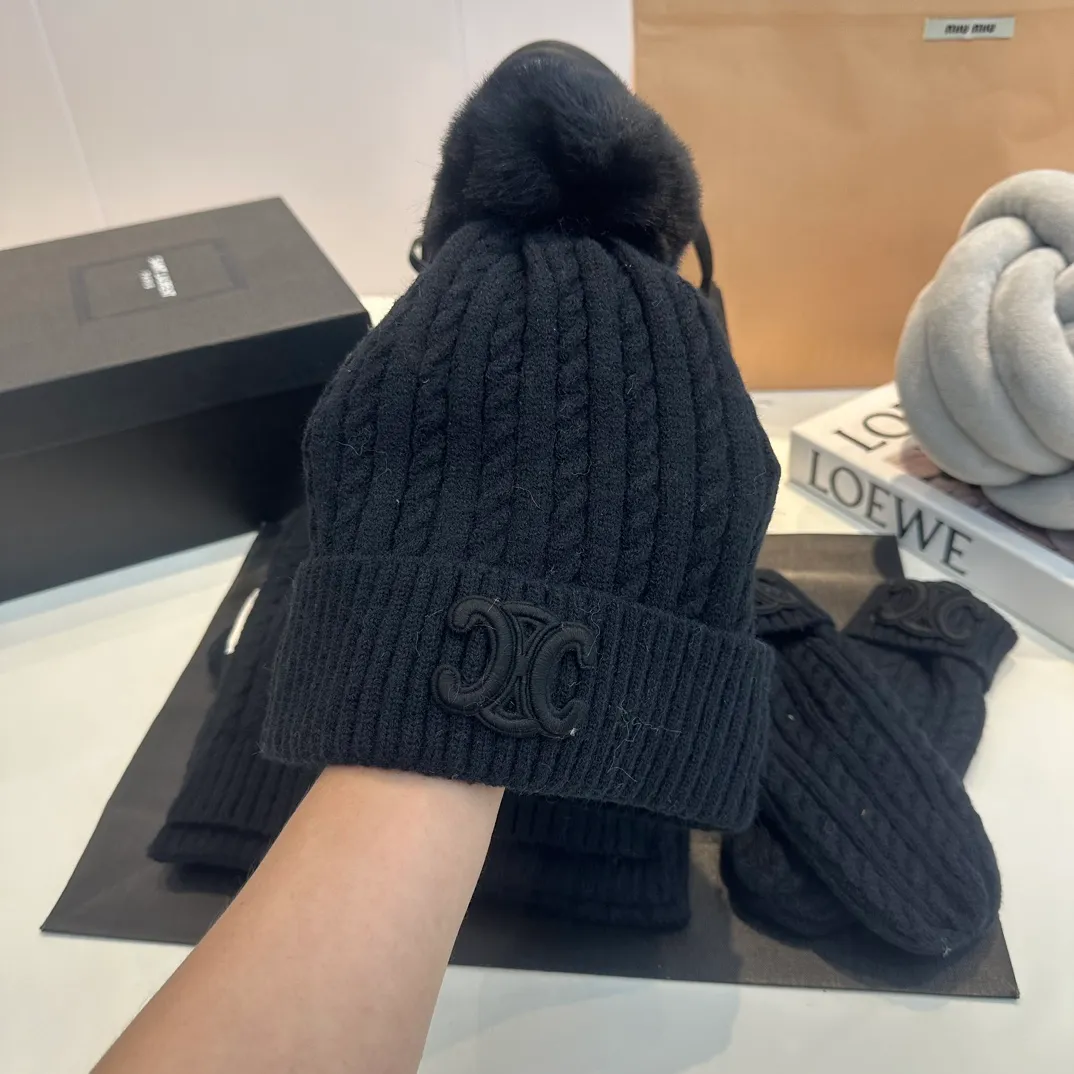 CELINE [Wool Suit Scarf + Gloves + Hat -] Classic suit hat wool cashmere knitted hat with gloves, warm and super comfortable for winter. Celine's three-piece set of gloves, scarves and hats is so high-end. It feels particularly delicate, with impeccable texture and quality. The details are also handled very well. It's warm and comfortable. It's a magical tool for young ladies to reduce their age. Warm and fashionable! Scarf: 185/35cm, head circumference around 57cm, contains 70% wool fabric, complete internal standards.  The latest technology, one-piece molding, is super beautiful. The autumn and winter wool knitted beanie feels good to the touch ~ the color is super white ~ and it has a good atmosphere when taking photos. Multiple colors are matched and very versatile ~