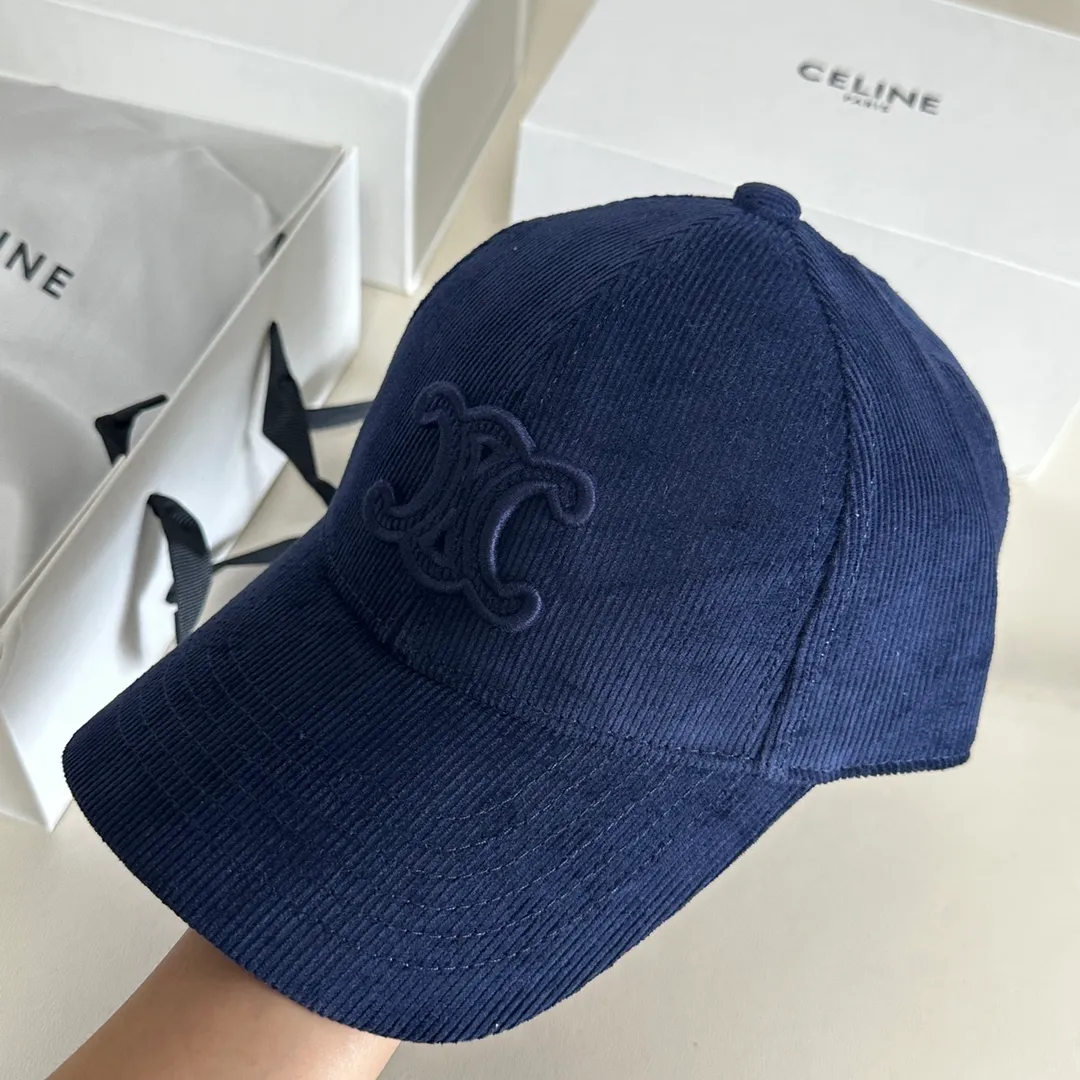 P70 Celine's new men's and women's velvet baseball cap. A super versatile style, the same style as the stars. The corduroy texture is very good, not thick and not hot to wear. Head circumference: about 57cm