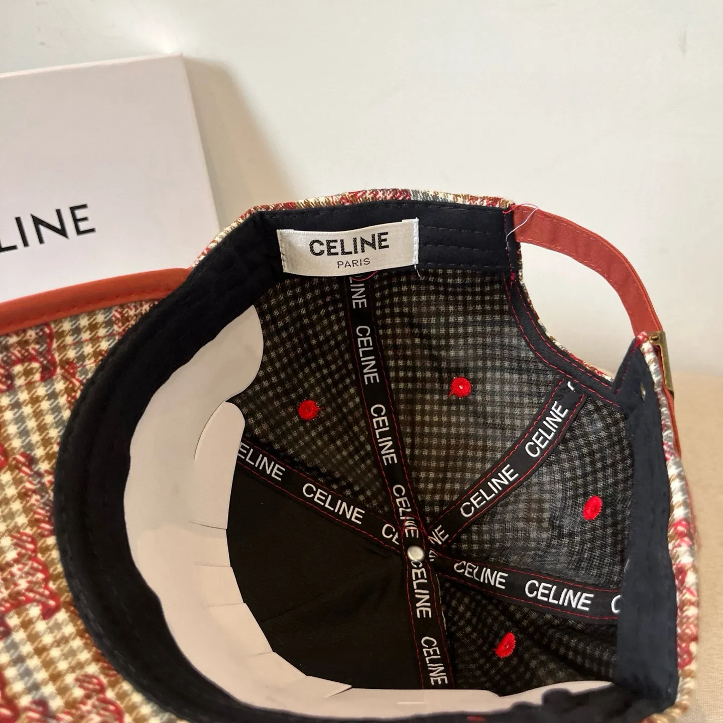 P60 [CELINE Celine] New classic casual and trendy baseball cap🧢Japanese and Korean style, looks great with any combination! A must-have when traveling