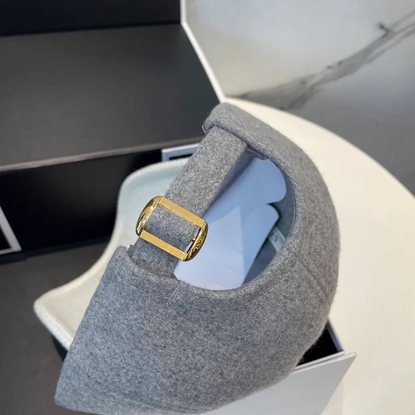 P96 CELINE · Celine's new autumn and winter C letter embroidered wool baseball cap 🧢 Top version 👍 Purchased ZP printing, the hat shape is completely customized according to Z:1. Custom woven wool fabric, super textured! The letter C distinguishes the market version, the size and the texture of the looped hair are all restored. The hardware adjustment buckle is custom-molded and has a logo. Customized logo webbing inside the hat, all details restored💯 ⚠️Size: One size fits all and adjustable!