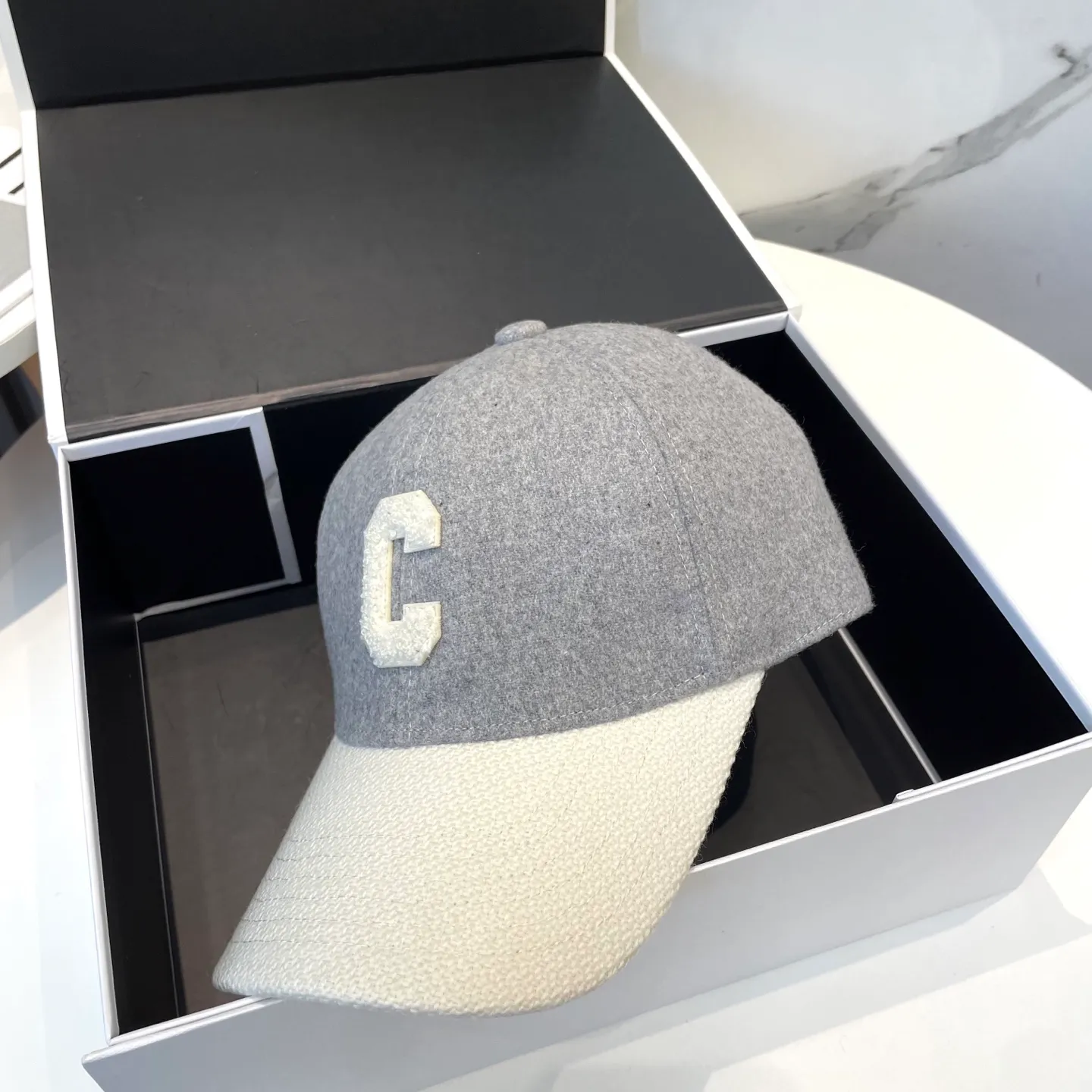 P96 CELINE · Celine's new autumn and winter C letter embroidered wool baseball cap 🧢 Top version 👍 Purchased ZP printing, the hat shape is completely customized according to Z:1. Custom woven wool fabric, super textured! The letter C distinguishes the market version, the size and the texture of the looped hair are all restored. The hardware adjustment buckle is custom-molded and has a logo. Customized logo webbing inside the hat, all details restored💯 ⚠️Size: One size fits all and adjustable!