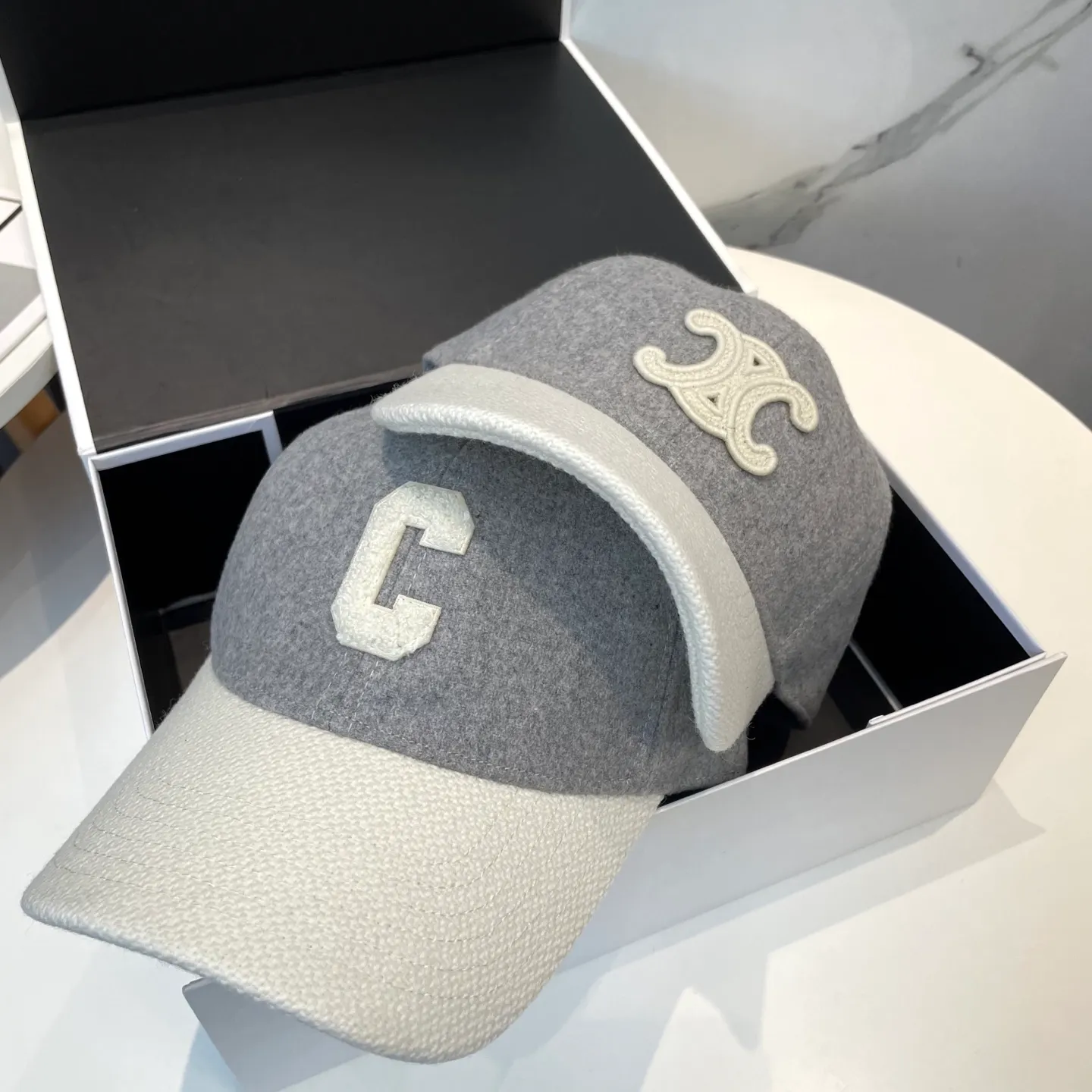 P96 CELINE · Celine's new autumn and winter C letter embroidered wool baseball cap 🧢 Top version 👍 Purchased ZP printing, the hat shape is completely customized according to Z:1. Custom woven wool fabric, super textured! The letter C distinguishes the market version, the size and the texture of the looped hair are all restored. The hardware adjustment buckle is custom-molded and has a logo. Customized logo webbing inside the hat, all details restored💯 ⚠️Size: One size fits all and adjustable!