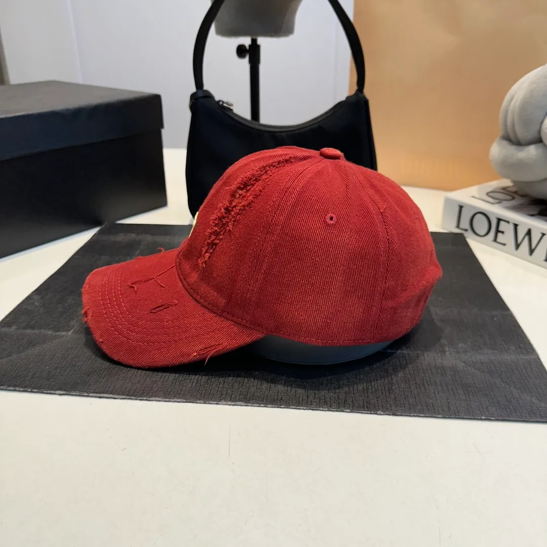 P60 Celine's new baseball cap 🧢 This season is decorated with the small Arc de Triomphe logo. Navy blue｜black｜dark red. Casual and practical! Close your eyes and enter!
